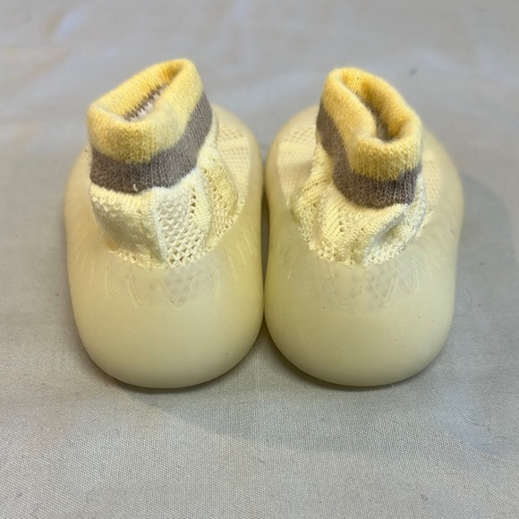 NWOT Cream and Yellow Baby Walker Shoes with Knitted Upper - Picture 4 of 5